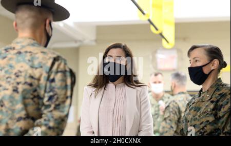 Rep. Nancy Mace tourt durch das Marine Corps Recruit Depot Parris Island, S.C., 27. Januar 2021. Brig. General Julie Nethercot, die Generalkommandantur des Depots, gab Mace eine persönliche Führung durch die Basis, um integrierte Rekrutenausbildungsunternehmen und Schulungseinrichtungen zu präsentieren. Stockfoto