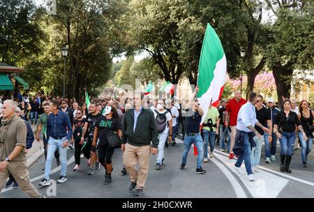 Rom, Italien. Oktober 2021. Forza Nuova der rechtsextreme Parteichef Roberto Fiore (in der Mitte des Fotos) ist an der Spitze des Protestes gegen den "Grünen Pass" in Rom, Italien, am 9. Oktober 2021 zu sehen. Die italienische Polizei teilte mit, dass sie die Führer der rechtsextremen Partei Forza Nuova, Giuliano Castellino und Roberto Fiore nach gewaltsamen Protesten in Rom gegen Green Pass, das Covid-19-Impfzertifikat, verhaftet habe. 12 Menschen wurden insgesamt verhaftet, teilte die Polizei mit. (Foto: Elisa Gestri/Sipa USA) Quelle: SIPA USA/Alamy Live News Stockfoto