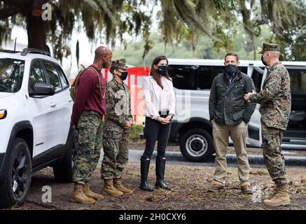 Rep. Nancy Mace tourt durch das Marine Corps Recruit Depot Parris Island, S.C., 27. Januar 2021. Brig. General Julie Nethercot, die Generalkommandantur des Depots, gab Mace eine persönliche Führung durch die Basis, um integrierte Rekrutenausbildungsunternehmen und Schulungseinrichtungen zu präsentieren. Stockfoto