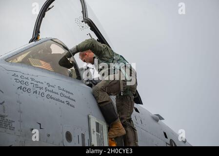 - US Air Force LT. Col. Ryan „Gus“ Schipper, ein A-10 Thunderbolt II Pilot, der dem 122nd Fighter Wing, Indiana Air National Guard, zugewiesen wurde, steigt vor einer Trainingsmission auf der Nellis Air Force Base, Nevada, am 27. Januar 2021 an Bord seines Flugzeugs. Die Mission des 122nd Fighter Wing ist es, gut ausgebildete, anpassungsfähige Flugzeuge und hochgewartete Flugzeuge Des Typs A-10 aufrechtzuerhalten, die sofort für Kampfeinsätze und Kampfunterstützung überall auf der Welt verfügbar sind. Stockfoto