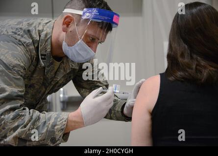 Matthew Keelin, der Kapitän der Oregon Air National Guard, ein Krankenschwester-Praktizierender der 142d Medical Group, verabreicht einem Patienten, der sich nicht in der Nähe befindet, den COVID-19-Impfstoff im Oregon Convention Center, Portland, Oregon, USA, 27. Januar 2021. Gov. Kate Brown rief am 8. Januar 2021 Mitglieder der Nationalgarde von Oregon dazu auf, mit lokalen Partnern im ganzen Staat bei der Verteilung von Impfstoffen zu helfen. ( Stockfoto