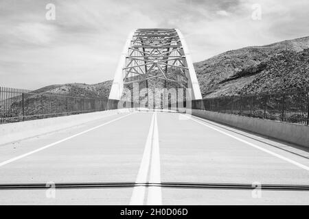 Theodore Roosevelt Lake Bridge, Stahlbogenbrücke über den See zwischen Gila County und Maricopa County, AZ Stockfoto