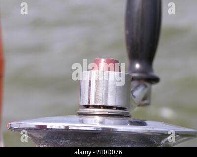 Nahaufnahme einer Winde auf einem Segelboot, mit dem Meer im Hintergrund Stockfoto