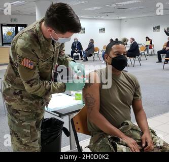 US Army LT. Col. Wayne S. Lett, stellvertretender Kommandant der 2d Theatre Signal Brigade, erhält seine erste Runde der COVID-19-Impfungen auf der USAG Wiesbaden, 27. Januar 2021. Das Verteidigungsministerium verteilt derzeit den Impfstoff COVID-19 in mehreren Phasen. Soldaten und andere Gemeindemitglieder werden ermutigt, über alle Ankündigungen ihrer lokalen Kliniken oder Befehlskette auf dem Laufenden zu bleiben, wenn der Impfstoff breiter verfügbar wird. Stockfoto