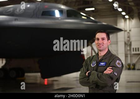 Der Major der US Air Force, Anthony D. Mascaro, ein B-2 Instruktor Pilot, Waffenoffizier und Direktor des Mission Training Center mit dem 13. Bombenschwadron, steht für ein Foto vor einem B-2 Spirit Tarnkappenbomber auf der Whiteman Air Force Base, Missouri, 27. Januar 2021. Mascaro vertritt Team Whiteman als Teil der Bodencrew während eines ersten Dreibomberüberflugs der Air Force Global Strike Command für den 55. Super Bowl am 7. Februar über dem Raymond James Stadium in Tampa, Florida, wo er mit der B-2 in Verbindung treten wird. Auf der Überführung wird ein B-1B Lancer vom Luftwaffenstützpunkt Ellsworth, South Dakota, eine B-2, zu sehen sein Stockfoto