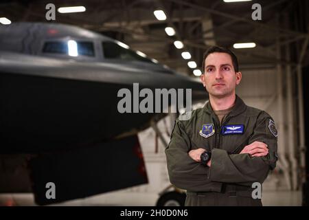 Der Major der US Air Force, Anthony D. Mascaro, ein B-2 Instruktor Pilot, Waffenoffizier und Direktor des Mission Training Center mit dem 13. Bombenschwadron, steht für ein Foto vor einem B-2 Spirit Tarnkappenbomber auf der Whiteman Air Force Base, Missouri, 27. Januar 2021. Mascaro vertritt Team Whiteman als Teil der Bodencrew während eines ersten Dreibomberüberflugs der Air Force Global Strike Command für den 55. Super Bowl am 7. Februar über dem Raymond James Stadium in Tampa, Florida, wo er mit der B-2 in Verbindung treten wird. Auf der Überführung wird ein B-1B Lancer vom Luftwaffenstützpunkt Ellsworth, South Dakota, eine B-2, zu sehen sein Stockfoto