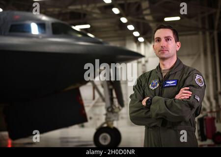 Der Major der US Air Force, Anthony D. Mascaro, ein B-2 Instruktor Pilot, Waffenoffizier und Direktor des Mission Training Center mit dem 13. Bombenschwadron, steht für ein Foto vor einem B-2 Spirit Tarnkappenbomber auf der Whiteman Air Force Base, Missouri, 27. Januar 2021. Mascaro vertritt Team Whiteman als Teil der Bodencrew während eines ersten Dreibomberüberflugs der Air Force Global Strike Command für den 55. Super Bowl am 7. Februar über dem Raymond James Stadium in Tampa, Florida, wo er mit der B-2 in Verbindung treten wird. Auf der Überführung wird ein B-1B Lancer vom Luftwaffenstützpunkt Ellsworth, South Dakota, eine B-2, zu sehen sein Stockfoto