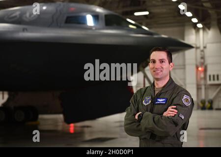 Der Major der US Air Force, Anthony D. Mascaro, ein B-2 Instruktor Pilot, Waffenoffizier und Direktor des Mission Training Center mit dem 13. Bombenschwadron, steht für ein Foto vor einem B-2 Spirit Tarnkappenbomber auf der Whiteman Air Force Base, Missouri, 27. Januar 2021. Mascaro vertritt Team Whiteman als Teil der Bodencrew während eines ersten Dreibomberüberflugs der Air Force Global Strike Command für den 55. Super Bowl am 7. Februar über dem Raymond James Stadium in Tampa, Florida, wo er mit der B-2 in Verbindung treten wird. Auf der Überführung wird ein B-1B Lancer vom Luftwaffenstützpunkt Ellsworth, South Dakota, eine B-2, zu sehen sein Stockfoto