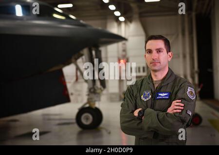 Der Major der US Air Force, Anthony D. Mascaro, ein B-2 Instruktor Pilot, Waffenoffizier und Direktor des Mission Training Center mit dem 13. Bombenschwadron, steht für ein Foto vor einem B-2 Spirit Tarnkappenbomber auf der Whiteman Air Force Base, Missouri, 27. Januar 2021. Mascaro vertritt Team Whiteman als Teil der Bodencrew während eines ersten Dreibomberüberflugs der Air Force Global Strike Command für den 55. Super Bowl am 7. Februar über dem Raymond James Stadium in Tampa, Florida, wo er mit der B-2 in Verbindung treten wird. Auf der Überführung wird ein B-1B Lancer vom Luftwaffenstützpunkt Ellsworth, South Dakota, eine B-2, zu sehen sein Stockfoto