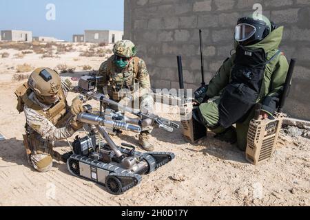 210127-N-DS741-1045 JUBAIL, Königreich Saudi-Arabien (Jan 27, 2021) Sprengstoffentsorgungstechniker 3. Klasse Rusty Johnson, Mitte, zugewiesen an Kommandant, Task Force (CTF) 52, Beobachtet, wie ein Mitglied der Royal Saudi Naval Forces (RSNF) während eines fachlichen Expertenaustauschs im Rahmen der Übung Nautical Defender (ND) 21 in Jubail, Königreich Saudi-Arabien, Januar 27, ein explosives Werkzeug mit einem Packbot verbindet. ND 21 ist der Grundstein einer Reihe von multinationalen Übungen zur Sicherheit im Seeverkehr, die darauf ausgerichtet sind, die Zusammenarbeit zu erweitern, die langfristige regionale Sicherheit zu unterstützen und die militärischen Aktivitäten zu verbessern Stockfoto