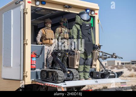 210127-N-DS741-1024 JUBAIL, Königreich Saudi-Arabien (Jan 27, 2021) Sprengstoffentsorgungstechniker 3. Klasse Rusty Johnson, Mitte, zugewiesen an Kommandant, Task Force (CTF) 52, Und Mitglieder der Royal Saudi Naval Forces (RSNF) führen eine improvisierte Sprengstoffreaktionsübung während eines Expertenaustauschs im Rahmen der Übung Nautical Defender (ND) 21 in Jubail, Königreich Saudi-Arabien, Januar 27 durch. ND 21 ist der Grundstein einer Reihe von multinationalen Übungen zur Sicherheit im Seeverkehr, mit denen die Zusammenarbeit ausgeweitet, die langfristige regionale Sicherheit unterstützt und das Militär verstärkt werden soll Stockfoto