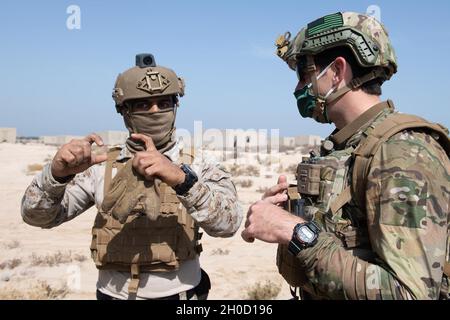 210127-N-DS741-1110 JUBAIL, Königreich Saudi-Arabien (Jan 27, 2021) U.S. Navy Explosive Ordnance Disposal Technician 3rd Class Rusty Johnson, rechts, zugewiesen an Commander, Task Force (CTF) 52, Diskutiert Sprengstoffentsorgungstechniken mit einem Mitglied der Royal Saudi Naval Forces (RSNF) während eines fachlichen Expertenaustauschs im Rahmen der Übung Nautical Defender (ND) 21 in Jubail, Königreich Saudi-Arabien, Januar 27. ND 21 ist der Grundstein einer Reihe von multinationalen Übungen zur Sicherheit im Seeverkehr, mit denen die Zusammenarbeit ausgeweitet, die langfristige regionale Sicherheit unterstützt und die Mi verbessert werden soll Stockfoto