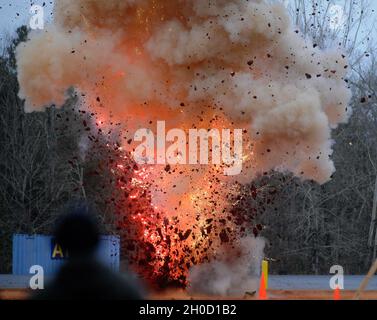 Studenten nehmen Teil, als das Bureau of Alcohol, Tobacco, Firearms and Explosives (ATF) eine Sprengstoffdemonstration veranstaltete, die im Rahmen des ATF Certified Explosives Specialist Program in der Capano Range am Dienstag, 19. Januar 2021 auf Redstone Arsenal, Alabama, durchgeführt wurde. (Eric Schultz / Redstone Rocket) Stockfoto