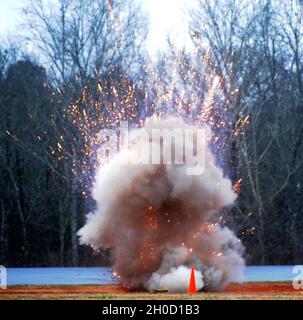 Studenten nehmen Teil, als das Bureau of Alcohol, Tobacco, Firearms and Explosives (ATF) eine Sprengstoffdemonstration veranstaltete, die im Rahmen des ATF Certified Explosives Specialist Program in der Capano Range am Dienstag, 19. Januar 2021 auf Redstone Arsenal, Alabama, durchgeführt wurde. (Eric Schultz / Redstone Rocket) Stockfoto