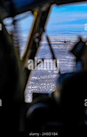 Zwei 910th Airlift Wing C-130H Hercules Flugzeuge von der Youngstown Air Reserve Station fliegen in Formation über die Mazatzal und Superstition Mountains in Arizona während des Betriebs Arizona Sunrise, 27. Januar 2021. Im Rahmen eines verteilten Betriebskonzepts reisten fünf C-130s und mehr als 100 Reserve-Bürger-Airmen, die der 910th AW zugewiesen wurden, vom 24. Bis 30. Januar 2021 nach Süd-Arizona, um die 757th Airlift Squadron jährlich zu fliegen. Stockfoto