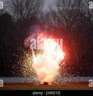 Studenten nehmen Teil, als das Bureau of Alcohol, Tobacco, Firearms and Explosives (ATF) eine Sprengstoffdemonstration veranstaltete, die im Rahmen des ATF Certified Explosives Specialist Program in der Capano Range am Dienstag, 19. Januar 2021 auf Redstone Arsenal, Alabama, durchgeführt wurde. (Eric Schultz / Redstone Rocket) Stockfoto