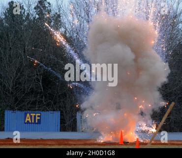 Studenten nehmen Teil, als das Bureau of Alcohol, Tobacco, Firearms and Explosives (ATF) eine Sprengstoffdemonstration veranstaltete, die im Rahmen des ATF Certified Explosives Specialist Program in der Capano Range am Dienstag, 19. Januar 2021 auf Redstone Arsenal, Alabama, durchgeführt wurde. (Eric Schultz / Redstone Rocket) Stockfoto