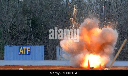 Studenten nehmen Teil, als das Bureau of Alcohol, Tobacco, Firearms and Explosives (ATF) eine Sprengstoffdemonstration veranstaltete, die im Rahmen des ATF Certified Explosives Specialist Program in der Capano Range am Dienstag, 19. Januar 2021 auf Redstone Arsenal, Alabama, durchgeführt wurde. (Eric Schultz / Redstone Rocket) Stockfoto