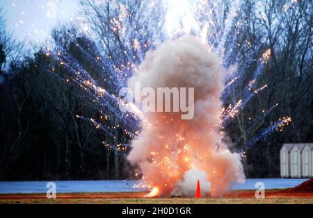 Studenten nehmen Teil, als das Bureau of Alcohol, Tobacco, Firearms and Explosives (ATF) eine Sprengstoffdemonstration veranstaltete, die im Rahmen des ATF Certified Explosives Specialist Program in der Capano Range am Dienstag, 19. Januar 2021 auf Redstone Arsenal, Alabama, durchgeführt wurde. (Eric Schultz / Redstone Rocket) Stockfoto