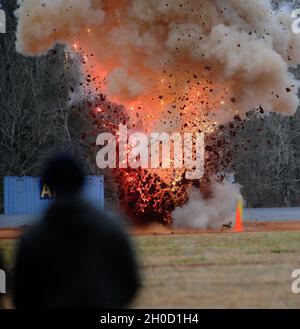 Studenten nehmen Teil, als das Bureau of Alcohol, Tobacco, Firearms and Explosives (ATF) eine Sprengstoffdemonstration veranstaltete, die im Rahmen des ATF Certified Explosives Specialist Program in der Capano Range am Dienstag, 19. Januar 2021 auf Redstone Arsenal, Alabama, durchgeführt wurde. (Eric Schultz / Redstone Rocket) Stockfoto