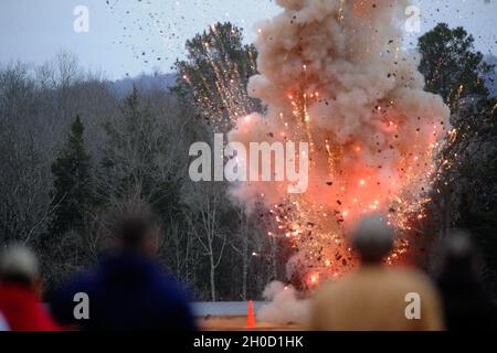 Studenten nehmen Teil, als das Bureau of Alcohol, Tobacco, Firearms and Explosives (ATF) eine Sprengstoffdemonstration veranstaltete, die im Rahmen des ATF Certified Explosives Specialist Program in der Capano Range am Dienstag, 19. Januar 2021 auf Redstone Arsenal, Alabama, durchgeführt wurde. (Eric Schultz / Redstone Rocket) Stockfoto