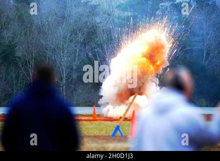 Studenten nehmen Teil, als das Bureau of Alcohol, Tobacco, Firearms and Explosives (ATF) eine Sprengstoffdemonstration veranstaltete, die im Rahmen des ATF Certified Explosives Specialist Program in der Capano Range am Dienstag, 19. Januar 2021 auf Redstone Arsenal, Alabama, durchgeführt wurde. (Eric Schultz / Redstone Rocket) Stockfoto