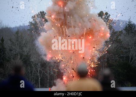 Studenten nehmen Teil, als das Bureau of Alcohol, Tobacco, Firearms and Explosives (ATF) eine Sprengstoffdemonstration veranstaltete, die im Rahmen des ATF Certified Explosives Specialist Program in der Capano Range am Dienstag, 19. Januar 2021 auf Redstone Arsenal, Alabama, durchgeführt wurde. (Eric Schultz / Redstone Rocket) Stockfoto