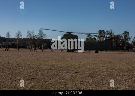 Sanitäter der US-Armee entladen eine Boeing CH-47 Chinook als großen Eintrag während der 2021 Command Sgt. Maj. Jack L. Clark, Jr., Verleihung des Preises für den besten Medizinpreis der US-Armee (ABC) auf Fort Gordon, Georgia, 28. Januar 2021. Um sich für den Wettbewerb zu qualifizieren, müssen Soldaten bereits das Combat Medical Badge oder das Expert Field Medical Badge erhalten haben. Die ABMC fand vom 25-28. Januar in Fort Gordon, Georgia, statt. Soldaten traten in Zweierteams an. Die 72-stündige Veranstaltung ist körperlich und intellektuell herausfordernd. Die Soldaten operierten in einem anspruchsvollen, kontinuierlichen und realistischen Einsatzumfeld. Konkurrenz-Kontra Stockfoto