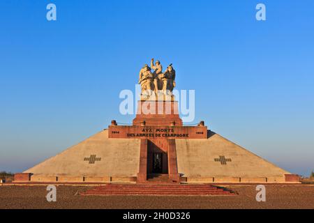 Das Ferme de Navarin Denkmal und Beinhaus (Le Monument aux morts des Armees de Champagne) im Ersten Weltkrieg in Souain-Perthes-les-Hurlus (Marne), Frankreich Stockfoto