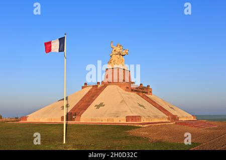 Das Ferme de Navarin Denkmal und Beinhaus (Le Monument aux morts des Armees de Champagne) im Ersten Weltkrieg in Souain-Perthes-les-Hurlus (Marne), Frankreich Stockfoto