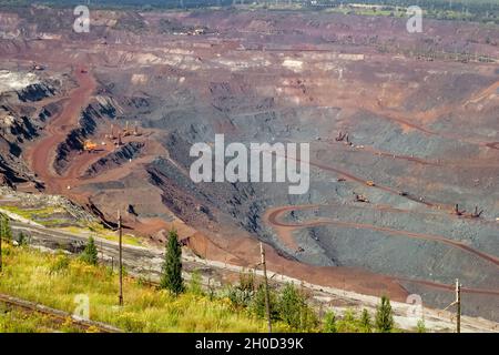 Konzept der Mineralerschließung - riesige Betriebsmine zur Gewinnung von Eisenerz, Draufsicht Stockfoto