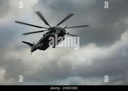 Ein CH-53 Super Hengst mit Marine Medium Tiltrotor Squadron 262 (verstärkt), 31. Marine Expeditionary Unit (MEU), landet während einer taktischen Recovery of Aircraft and Personnel (TRAP) Mission, nachdem er vom amphibischen Angriffsschiff USS America (LHA 6) in der philippinischen See am 28. Januar 2021 abheben konnte. TRAP ist die Fähigkeit zur Rettung und Bergung von abgestürztem Flugzeugpersonal und Ausrüstung über Land und zur Bereitstellung einer fortgeschrittenen Trauma-Lebenserhaltungs-Unterstützung in einer gutartigen oder feindlichen Umgebung. Die 31. MEU ist an Bord von Schiffen der America Expeditionary Strike Group im 7. Flottenbereich tätig Stockfoto