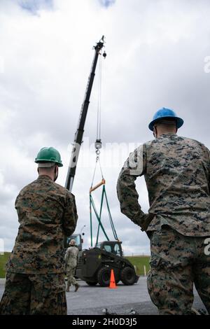 U.S. Marine Corps Lance CPL. Kyle Deskis (links), ein gebürtiger Bolton, Connecticut und Lance CPL. Zachary Andrew, ein gebürtiger Glenville, New York, beide Landing Support Specialists mit 3rd Landing Support Battalion (LSB), Combat Logistics Regiment 3, 3rd Marine Logistics Group (MLG), führen Kranlasttests auf Camp Shields, Okinawa, Japan, am 28. Januar 2021 durch. Marineinfanteristen mit 3. LSB und Segler mit dem Marineeinsatzbataillon 5 führten Kranlasttests durch, um die Haltbarkeit und Zuverlässigkeit der Ausrüstung zu gewährleisten, die sie zur Unterstützung der gemeinsamen Kraft einsetzen. Die 3. MLG mit Sitz in Okinawa, Japan, ist ein Forward Stockfoto