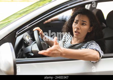 Empörte Brünette Dame Fahrer kämpfen auf der Straße Stockfoto