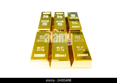 Stapel von Goldbarren im Bankgewölbe. 1 kg 999,9 Feingold Barren Barren Hintergrund. Edelmetall-Investitionen, Finanzbankgeschäft, Stockfoto