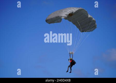 Senior Airman Nathan Graber, ein Paraskueman mit dem 212. Rettungsgeschwader der Alaska Air National Guard, Fallschirme während eines statischen Line-Square-Jumps, der über eine Fallzone in Barking Sands, Kauai, schwebt, 28. Januar 2021. Alaska Air National Guardsmen traindeten während der Übung H20, Januar und Februar auf Hawaii und verfeindeten ihre Such- und Rettungskapazitäten für die Langstrecke zur Unterstützung des NASA-Programms für die menschliche Raumfahrt, für das sie verantwortlich sind. Der 176. Flügel der Luftwaffe auf der Joint Base Elmendorf-Richardson, Alaska, ist der einzige Flügel der US-Luftwaffe, -Garde und -Reserve mit C-17 Globema Stockfoto