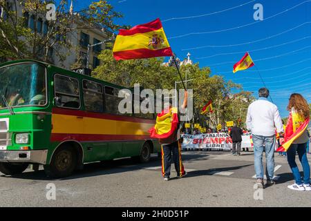 Barcelona, Spanien, 12 2021. Oktober, Feier des hispanischen Kulturerbes in der Gracia Avenue Stockfoto