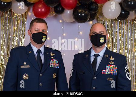 Col. Matthew Jones, Kommandant des 436. Luftlift-Flügels und Chief Master Sgt. Jeremiah Grisham, 436. Interim-Kommandochef der AW, posiert zum Abschluss der 436. AW 2020 Annual Awards Ceremony auf dem Luftwaffenstützpunkt Dover, Delaware, 28. Januar 2021 für ein Foto. Jones und Grisham überreichten den jährlichen Preisträgern Adlertrophäen. Stockfoto