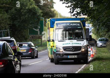 Wendover, Großbritannien. Oktober 2021. Ein Notruf wird durch Straßenbeschränkungen verzögert, die von Auftragnehmern, die im Auftrag von HS2 Ltd. Arbeiten, während einer Operation zur Räumung von Umweltaktivisten, die sich gegen die Hochgeschwindigkeits-Eisenbahnverbindung aus dem Lager des aktiven Widerstands Wendover (KRIEG) wenden, festgelegt wurden. DAS KRIEGSLAGER mit Baumhäusern, Tunneln, einem Käfig und einem 15 Meter hohen Turm ist derzeit das größte der von Stop HS2-Aktivisten entlang der Phase-1-Route des HS2 zwischen London und Birmingham errichteten Protestlager. Kredit: Mark Kerrison/Alamy Live Nachrichten Stockfoto