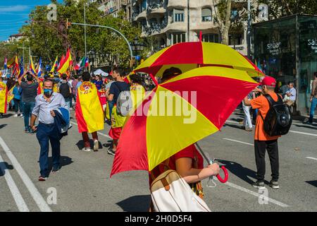 Barcelona, Spanien, 12 2021. Oktober, Feier des hispanischen Kulturerbes in der Gracia Avenue Stockfoto