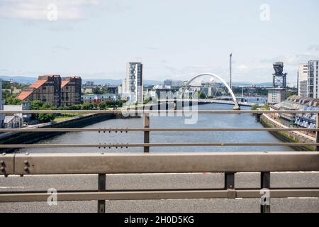 Überqueren Sie den Fluss Clyde auf der Autobahn M8 in Glasgow über die Kingston Bridge. Fahrt nach Norden mit Blick nach Westen, mit Blick auf den Clyde Arc oder die Squinty Bridge. Stockfoto