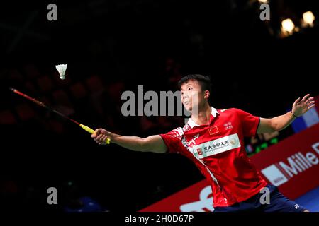 Aarhus, Dänemark. Oktober 2021. Lu Guangzu aus China tritt beim Männer-Einzelspiel gegen Joran Kweekel aus den Niederlanden während eines Gruppe-C-Spiels zwischen China und den Niederlanden beim Thomas Cup-Badmintonturnier in Aarhus, Dänemark, am 12. Oktober 2021 an. Quelle: Zhang Cheng/Xinhua/Alamy Live News Stockfoto