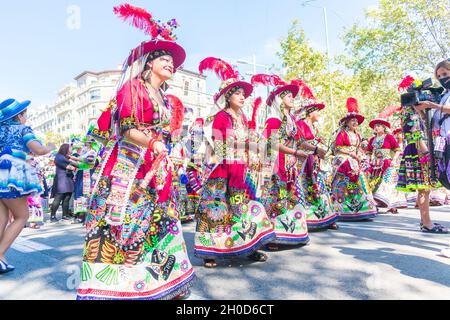 Barcelona, Spanien, 12 2021. Oktober, Feier des hispanischen Kulturerbes in der Gracia Avenue Stockfoto