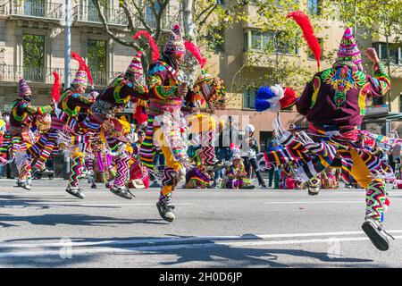 Barcelona, Spanien, 12 2021. Oktober, Feier des hispanischen Kulturerbes in der Gracia Avenue Stockfoto