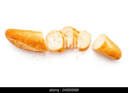 Geschnittenes weißes französisches Baguette, frisches Laib weißes Baguette, Brot mit Krümel isoliert auf weiß, Draufsicht Stockfoto