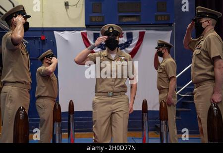 BREMERTON, Washington (Jan. 29, 20201) Sideboys verleihen Laura Quintero, einer frisch fixierten Mate (Ausrüstung) von Chief Aviation Boatswain, während einer Chief Pinning Ceremony auf dem Marinestützpunkt Kitsap-Bremerton eine Ehre. Der Rang eines Chief Petty Officers wurde offiziell am 1. April 1893 festgelegt, und der Titel „Chief“ bedeutet, dass ein Seemann den Status eines leitenden, nicht beauftragten Offiziers erlangt hat. Stockfoto