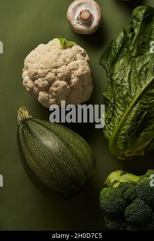 Gemüse der Saison: Zucchini, Blumenkohl, Brokkoli, grüner Salat und Pilze. Ernte von Gemüse Stockfoto