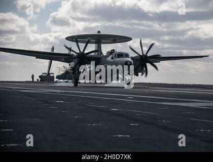 Ein E-2C Hawkeye, der an den „Screwtops“ der Airborne Command and Control Squadron (VAW) 123 befestigt ist, landet auf dem Flugdeck der USS Gerald R. Ford (CVN 78) am 29. Januar 2021. Peters besuchte Ford, um eine Tour zu erhalten und einen Überblick über die Zwischenwartungs- und Flugdeckensysteme von Ford zu erhalten. Stockfoto