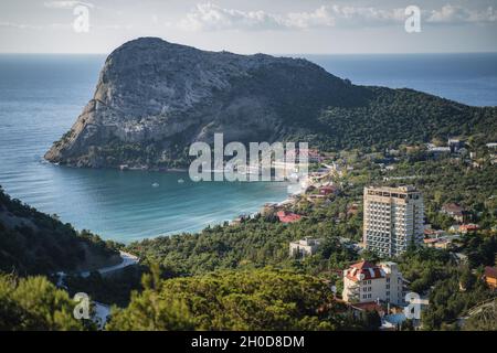 Novyi Svit Stadt auf der Krim. Blick von der Spitze des Falcon Sokol Berges. Stockfoto