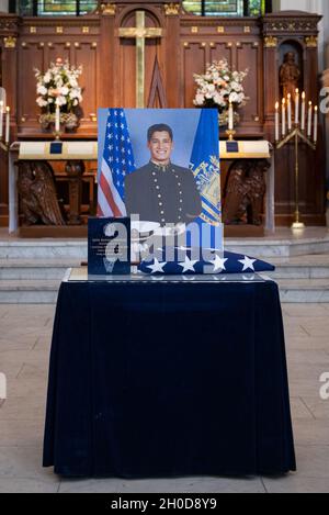 ANNAPOLIS, MD. (Jan 29, 2021) die U.S. Naval Academy ehrte das Leben des Midshipman 1st Class John M. Johnson aus Chapel Hill, North Carolina, mit einem Begräbnis- und Einlieferungsdienst mit militärischen Ehren. Johnson starb am 15. Dezember 2020 bei einem ertrinkenden Unfall, der während des Aufenthalts von der U.S. Naval Academy auftrat. Johnson wird von seinen Eltern, Kim und John, und seinen vier jüngeren Brüdern, Vance, Paul, Franklin und Teddy, überlebt. Stockfoto